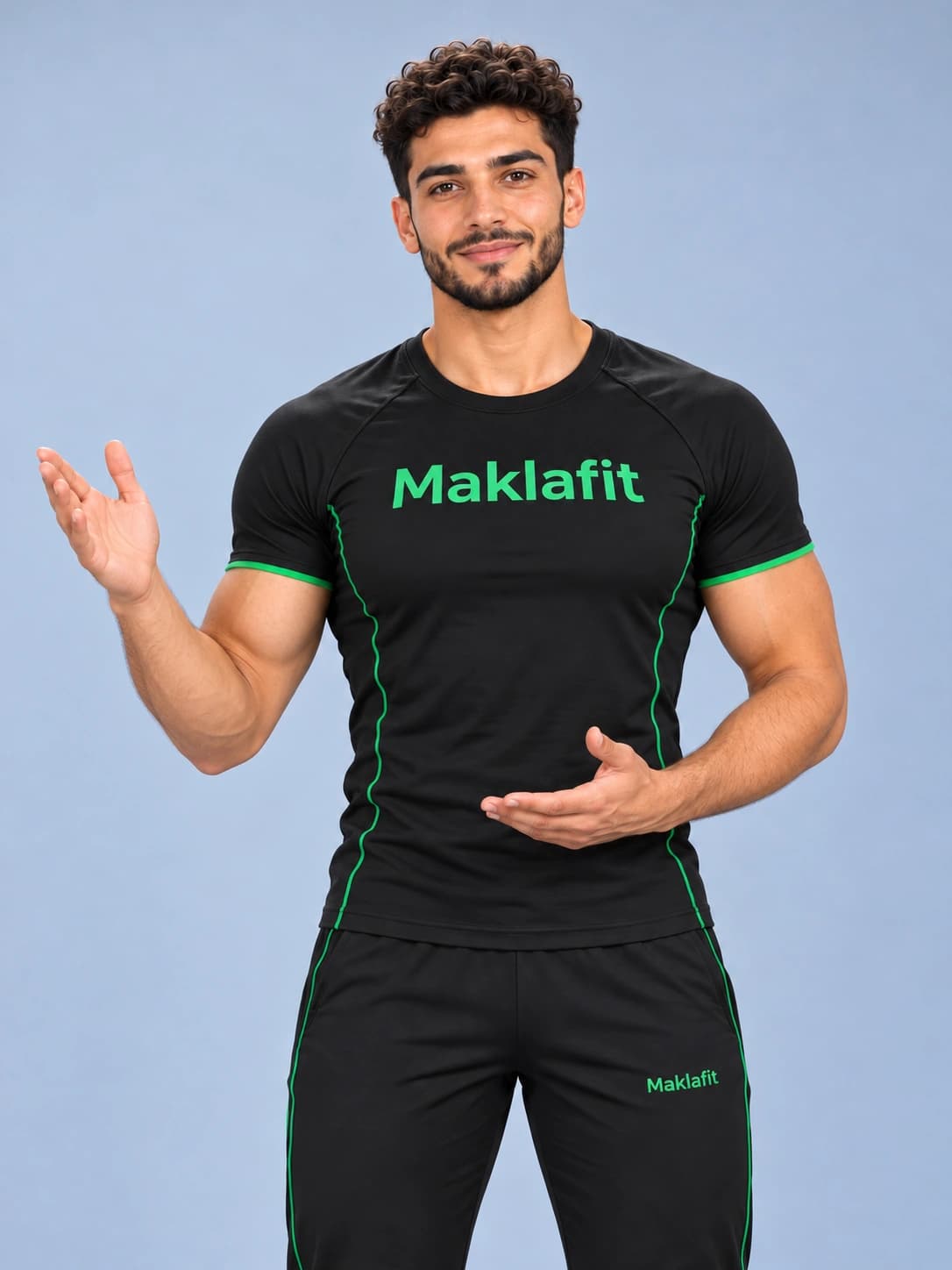 Karim en t-shirt d'entraînement noir Maklafit, souriant et expliquant d'un geste